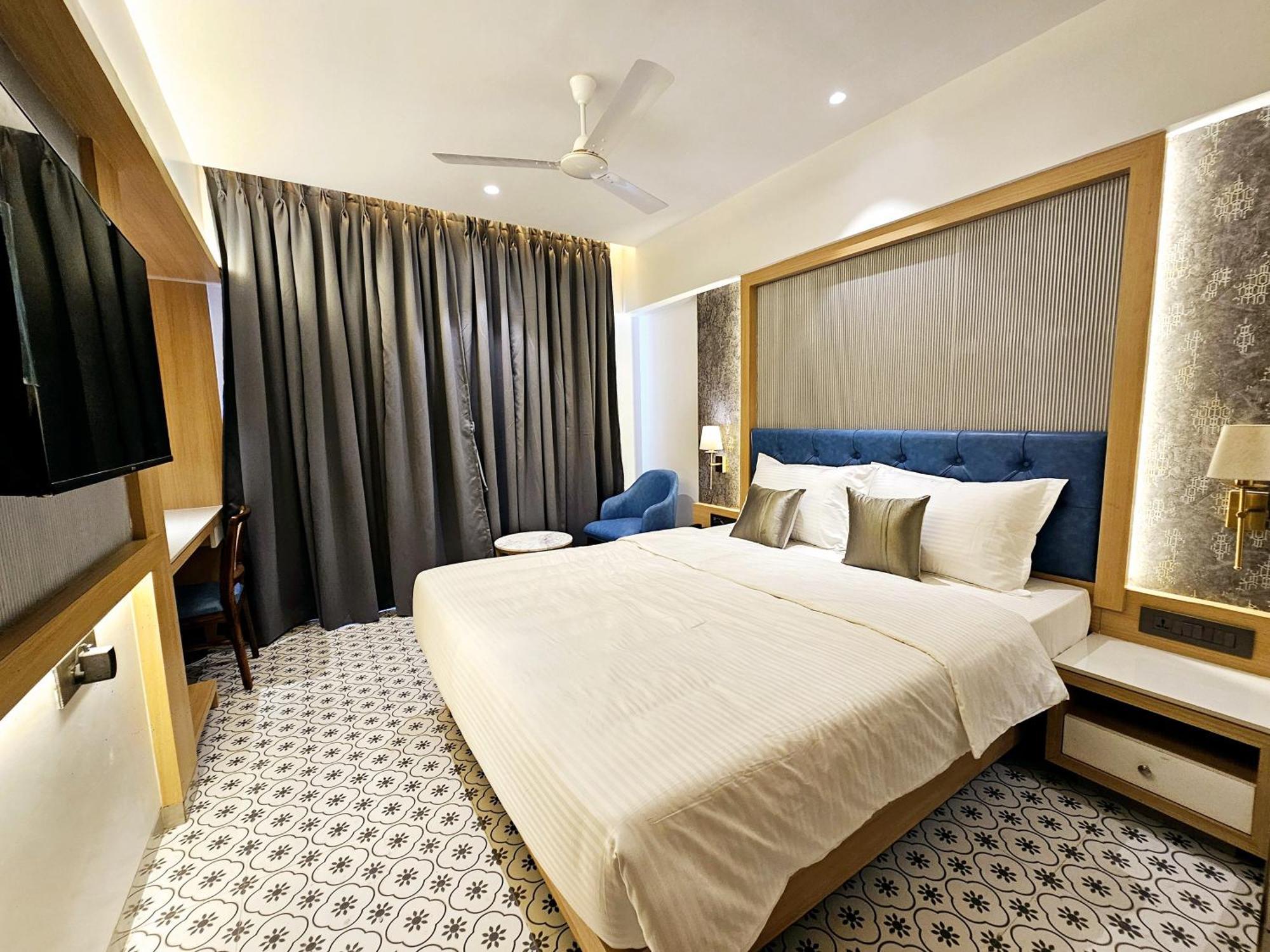 Hotel Golden Nest Thane Exterior photo