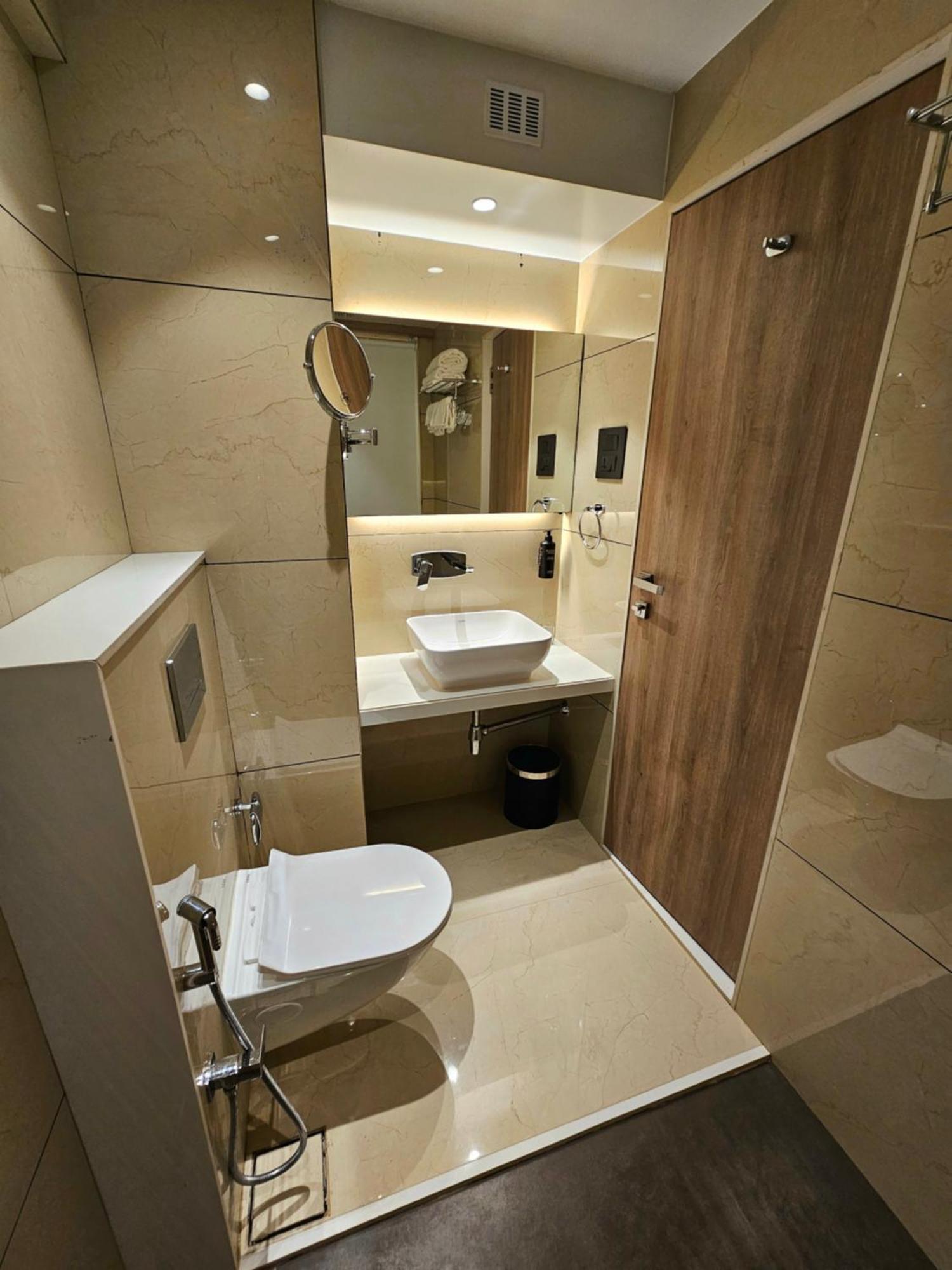 Hotel Golden Nest Thane Exterior photo
